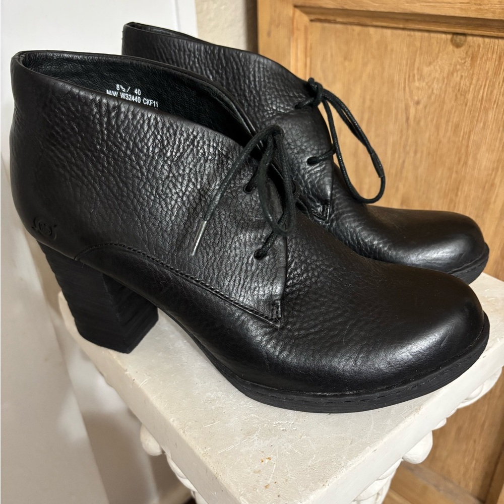 Born Fina leather lace-up Bootie 8 1/2